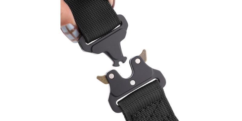 Metalowe zapięcie czarnej obroży Alpha