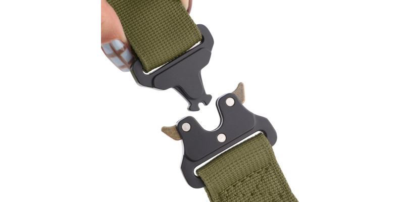 Metalowa klamra szerokiej obroży