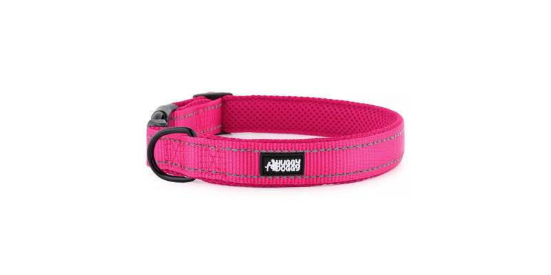 Różowa obroża Walky od HUGGY DOGGY z odblaskowymi paskami, zwiększająca bezpieczeństwo piesków podczas spacerów nocnych