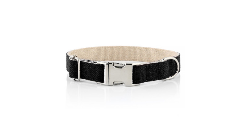 Ekologiczna czarna obroża HUGGY DOGGY, wykonana z trwałej tkaniny konopnej i mocnej aluminiowej klamry, która jest lekka