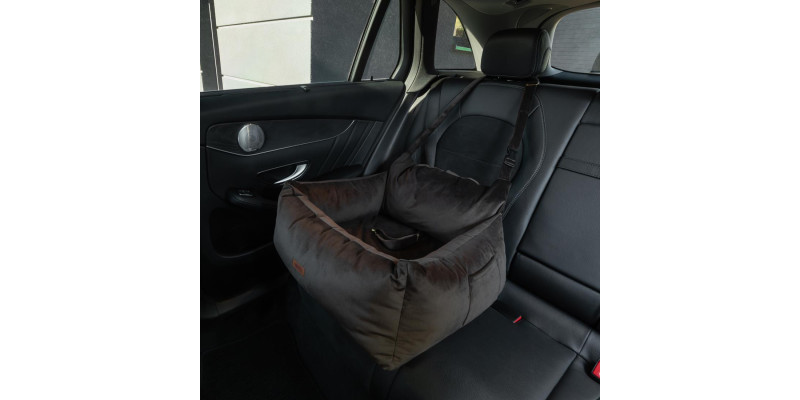 fotelik w aucie na tylnym siedzeniu zamocowany HUGGY DOGGY Sbug brązowy